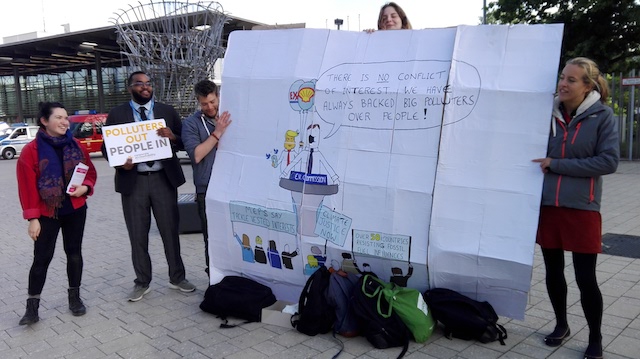 Activistas de la sociedad civil protestan contra los grandes contaminantes en una mesa de negociaciones en Bonn, en mayo de 2018. Crédito: Cortesía de Friday Phiri.