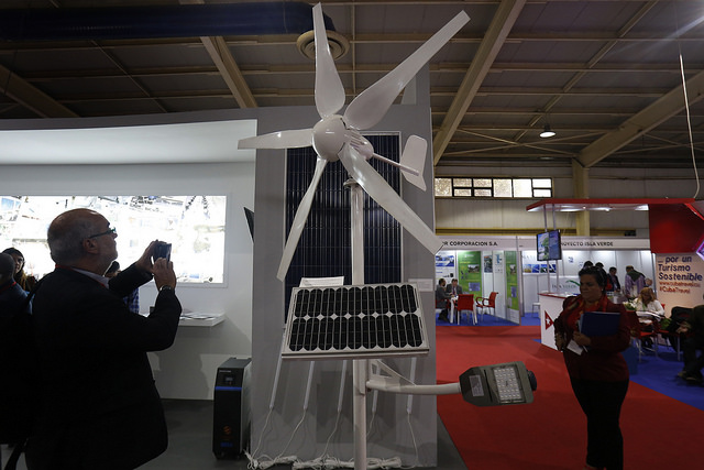 Un hombre fotografía un modelo de generador de energía eólica durante la inauguración de las Ferias Energías Renovables, en La Habana, en enero de este año. El desarrollo de energías limpias en el país caribeño es uno de los sectores de cooperación de la Unión Europea con Cuba. Crédito: Jorge Luis Baños/IPS