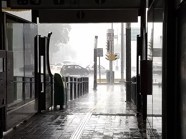 En México, la lluvia termina en los desagües, cuando su recolección podría abastecer del líquido a hogares que carecen del servicio. En la imagen, una tromba azota Ciudad de México el 28 de abril de 2018. Crédito: Emilio Godoy/IPS