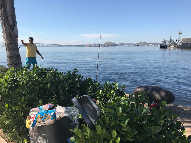 La famosa bahía de Guanabara, un emblema de la ciudad brasileña de Río de Janeiro que hasta hace muy poco sobrevivía rodeada de desechos, la mayoría de plástico, ha cambiado el aspecto de sus bordes, gracias a la concientización de grupos como los pescadores, que contribuyen a mantener limpio el hábitat, Crédito: Fabiana Frayssinet/IPS