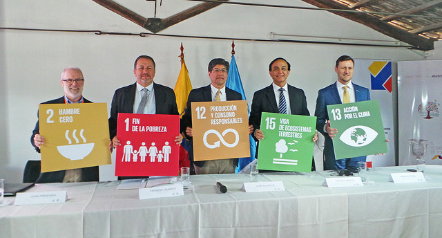De izquierda a derecha, John Preissing (FAO), Tarsicio Granizo (Ministro de Ambiente), José Valencia (Ministro de Relaciones Internacionales), Pradeep Monga (secretario ejecutivo adjunto de la CNULD) y Arnaud Peral (ONU-Ecuador), posan con carteles de los ODS durante el coloquio sobre el Día Mundial de la Lucha contra la Desertificación, en Ecuador. Crédito: Ela Zambrano/IPS