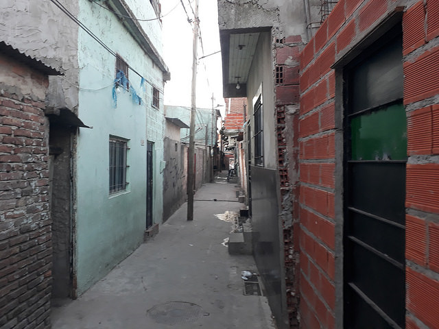 En este pasillo de la Villa 21, un barrio precario de la capital de Argentina, está la vivienda donde en 2013, en un tiroteo entre bandas de narcotraficantes, murió de un balazo en la cabeza Kevin Molina, un niño de 9 años, mientras las fuerzas de seguridad prefirieron no intervenir, según las denuncias. Crédito: Daniel Gutman/IPS