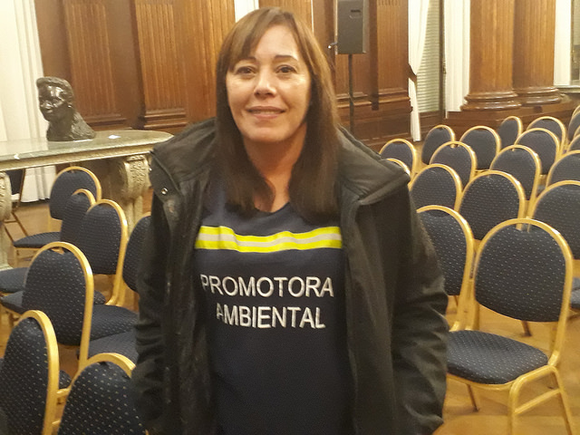 Jacqueline Flores comenzó a trabajar como cartonera en 2001, en medio de una brutal crisis económica y social en Argentina. Ahora es promotora ambiental e instruye a los vecinos de Buenos Aires sobre la manera en que deben separarse los residuos. Crédito: Daniel Gutman/IPS