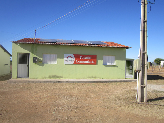 La Panadería Comunitaria con su techo de placas fotovoltaicas que permiten reducir el costo de energía. Eso viabilizó el emprendimiento operado por 19 mujeres de Varzea Comprida dos Oliveiras, en la zona rural de Pombal, un municipio del estado de Paraiba, en el noreste de Brasil. Crédito: Mario Osava/IPS