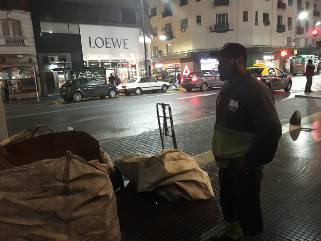 Un cartonero durante un momento de descanso en su actividad nocturna en la avenida Corrientes, en pleno centro de Buenos Aires. Cartoneros es como se conoce en Argentina a las personas excluidas del mercado laboral que buscan cartones y otras cosas con valor económico en la basura. Crédito: Daniel Gutman/IPS