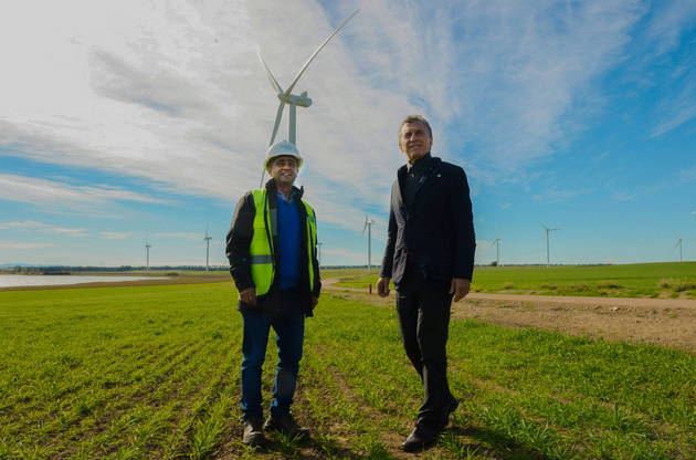 El presidente argentino Mauricio Macri (derecha) en mayo, durante la inauguración de un parque eólico de 100 megavatios en la ciudad de Bahía Blanca, 650 kilómetros al sur de Buenos Aires. El gobierno adjudicó este año obras de infraestructura en energías renovables a capitales privados, por más de 4.500 megavatios. Crédito: Presidencia de Argentina