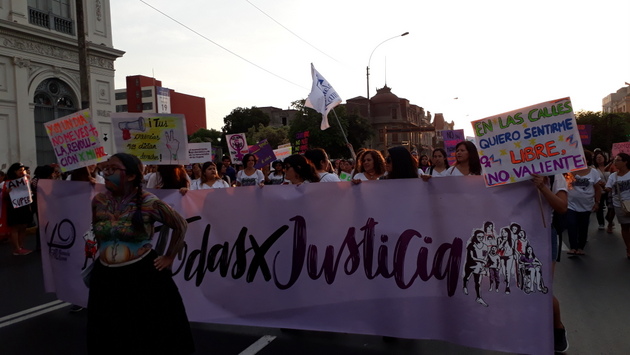 Durante las marchas generales contra la corrupción en Perú o en aquellas a favor de los derechos de las mujeres, los colectivos feministas participan en demanda y no impunidad ante la violencia de género, como en esta manifestación en fechas recientes por el centro de Lima. Crédito: Mariela Jara/IPS