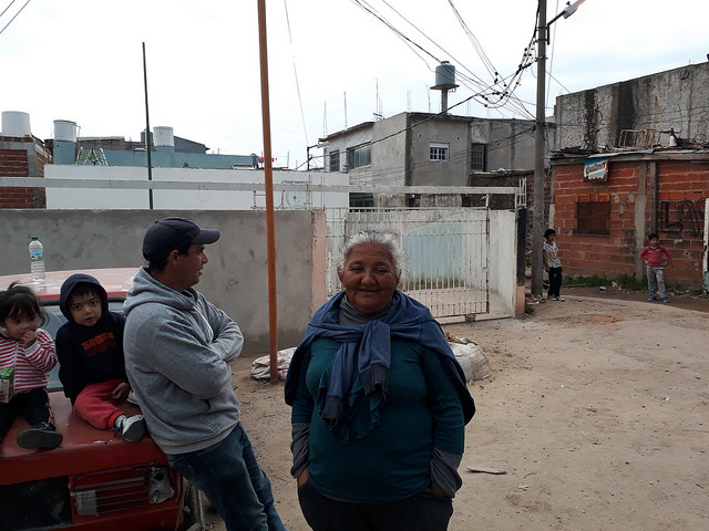 María Antonia Figueroa, frente al centro preescolar y guardería comunitaria que dirige en la Villa Itatí, uno de los asentamientos precarios más grandes de Argentina, en el sur del Gran Buenos Aires. Crédito: Daniel Gutman/IPS