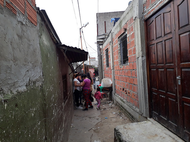 Uno de los estrechos pasadizos de Villa Itatí, que con unos 70.000 habitantes es uno de los asentamientos precarios más grandes de la Argentina, situado en e municipio de Quilmes, en el sur del llamado Gran Buenos Aires. Crédito: Daniel Gutman/IPS
