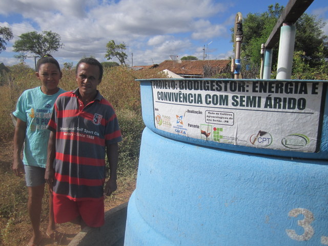 El matrimonio de los campesinos Marlene y Genival Lopes dos Santos, junto al biodigestor que obtuvieron en el marco de la campaña a favor de las energías limpias en el municipio de Sousa, en el noreste de Brasil. Además de biogás, el digestor también les provee de fertilizantes naturales para el pomar y el huerto que cultivan en su finca. Crédito: Mario Osava/IPS