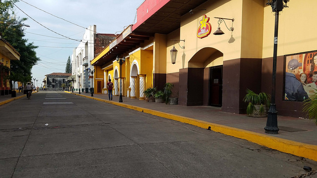 Calles vacías, como esta de la ciudad de León, un centro turístico de Nicaragua, evidencian la drástica caída de visitantes en Nicaragua, cinco meses después del estallido de una ola de protestas en el país. Crédito: Eddy López/IPS
