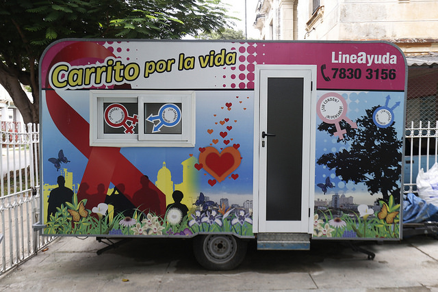 Exterior del “Carrito por la vida”, el remolque de un vehículo empleado para campañas sanitarias, en las inmediaciones de la cubana Unidad de Promoción de salud y Prevención de Enfermedades (Prosalud), en La Habana. Crédito: Jorge Luis Baños/IPS