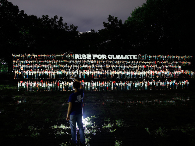 La organización 350 de Filipinas convocó a una marcha virtual proyectando fotografías de más de 500 comunidades, activistas, estudiantes, artistas y muchas personas que luchan por el clima en la ciudad de Quezon, en la región metropolitana de Manila. Crédito: Cortesía: AC Dimatatac/350.org