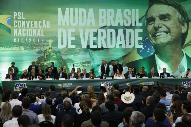 La imagen de Jair Bolsonaro, el excapitan de extrema derecha, domina la convención del Partido Social Liberal, en que se oficializó su candidatura a la presidencia de Brasil. Crédito: EBC