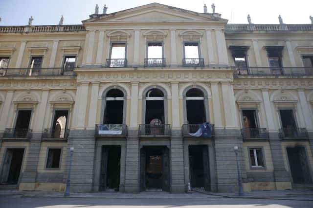 El cascarón de la fachada del Museo Nacional de Río de Janeiro, al día siguiente del incendio que consumió 90 por ciento de los documentos, obras y objetos que albergaba, mientras los bombeiros aún trabajaban en su interior. Crédito: Tomaz Silva/Agência Brasil-Fotos Públicas
