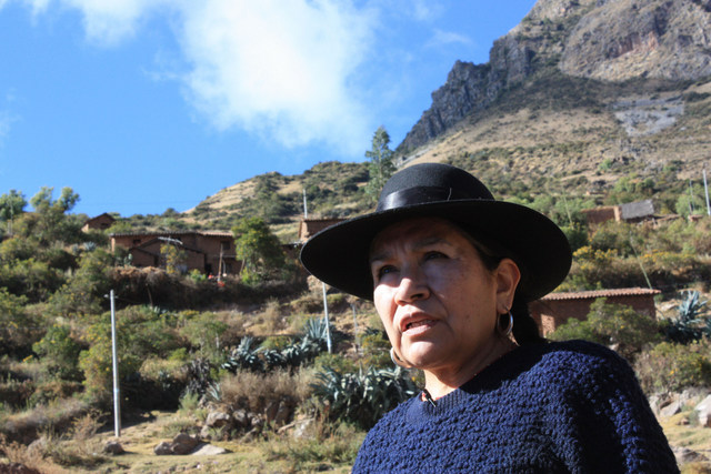 La peruana Tarcila Rivera, impulsora de la organización y articulación de las mujeres indígenas a nivel local y mundial, quien defiende los derechos de la población femenina nativa en los foros internacionales. En la imagen, en una comunidad de Ayacucho, en los Andes peruanos, de donde es originaria y dónde abandera el acceso a la educación de niñas y adolescentes indígenas. Crédito: Cortesía de Chirapaq