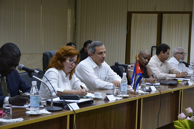 Rodolfo Reyes, director general de Asuntos Multilaterales y Derecho Internacional del Ministerio de Relaciones Exteriores de Cuba, encabezó la delegación de su país a la primera ronda de encuentros con la Unión Europea tras la entrada en vigor del Acuerdo Político y Cooperación, celebrada en La Habana. Crédito: UE