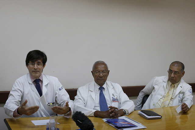 Los especialistas Elías Gracia Medina, Alberto Céspedes Castillo y Juan Perfecto Oliva (de izda a dcha) ofrecen declaraciones a IPS, en el salón de reuniones del Instituto Nacional de Oncología y Radiobiología de El Vedado, un centro de referencia en Cuba, situado en La Habana. Crédito: Jorge Luis Baños/IPS