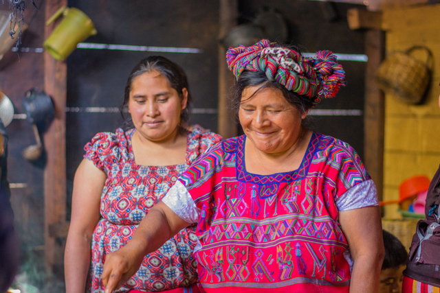 Dos mujeres indígenas del pueblo ixil mientras crean nuevas recetas a partir de productos tradicionales, en El Quiché, en Guatemala. Crédito: Luis Sánchez Díaz/FAO