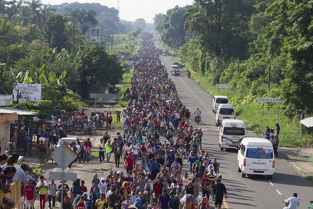 Una fila de más de cinco kilómetros de migrantes mientras se desplazaba el domingo 21 de octubre de Ciudad Hidalgo a Tapachula, a 40 kilómetros, dentro del estado de Chiapas, en el sur de México. Hasta la frontera con Estados Unidos hay 2.000 kilómetros, por una ruta que en parte controlan mafias delictivas. Crédito: Javier García/IPS