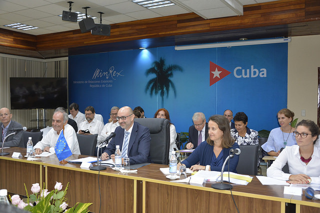 La delegación de la Unión Europea, presidida por el director general adjunto para las Américas del Servicio Europeo de Acción Exterior, durante la primera ronda de diálogo sobre derechos humanos con Cuba, celebrada el martes 9 de octubre en La Habana. Crédito: UE