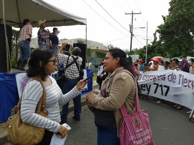 Dania López en una entrevista con un diario local, en una manifestación en demanda de tierra propia