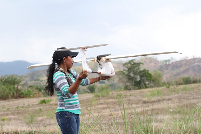 Una joven se capacita en el uso de drones para el monitoreo comunitario de bosques en territorios indígenas de Panamá. Crédito: FAO