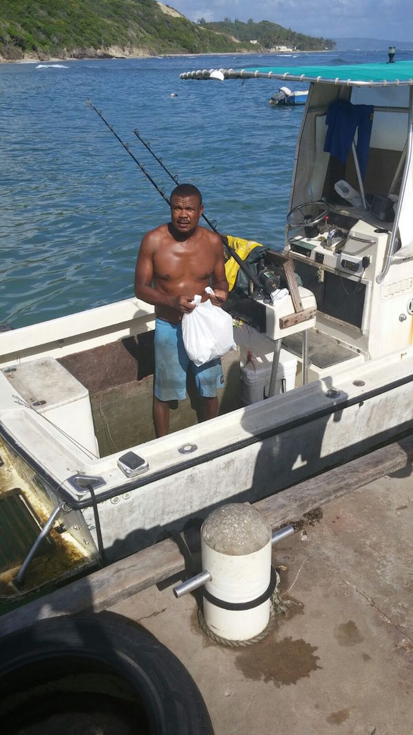 El pescador Allan Bradshaw nota una gran disminución del número de peces voladores en la bahía de Consett, en Barbados. Crédito: Cortesía de Desmond Brown.