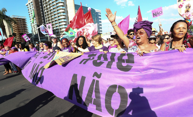 Con la consigna #élNo, cientos de miles de mujeres se lanzaron a las calles de las principales ciudades de Brasil el sábado 29 de septiembre, en muchos casos acompañadas de sus parejas, amigos y familias, en rechazo a Jair Bolsonaro, candidato de extrema derecha a la presidencia de Brasil. En la imagen, un grupo de mujeres en Brasilia. Crédito: Lula Marques/Fotos Públicas