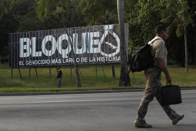 “Bloqueo es el más largo genocidio de la historia”, reza un gran cartel a un lado de una céntrica de La Habana, en que se critica el embargo que Estados Unidos mantiene contra Cuba desde 1962. Crédito: Jorge Luis Baños/IPS