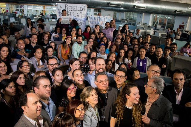 Periodistas de El Nacional congregados en la sede del diario el 14 de diciembre mientras circulaba por última vez. Tras 75 años de presencia en las calles, ese diario referente de la información en Venezuela y en América Latina, apagó su rotativa, aunque mantendrá su página digital. Crédito: Cortesía de Efecto Cocuyo