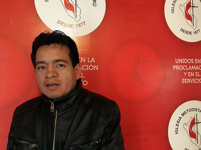 El pastor metodista Mario Aliaga, quien coordina el innovador proyecto de casas abrigadoras en la aldea que Quinsalakaya, que casi roza el cielo en las altas montañas de los Andes en Perú, una de las zonas más gélidas del país. Un muro que almacena la energía solar durante el día, mantiene las viviendas templadas en la noche. Crédito: Mariela Jara/IPS