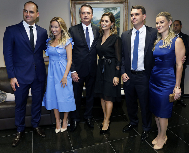 Jair Bolsonaro durante la recepción de su diploma como presidente electo de Brasil, con su mujer, dos de sus cinco hijos, uno diputado y otro senador, y sus esposas. Defensor acérrimo de la familia tradicional, la suya va a tener una fuerte presencia en su gobierno, lo que ya comenzó a provocar conflictos y escándalos, que involucran a alguno de sus vástagos. Crédito: Roberto Jayme/Ascom/TSE-Fotos Públicas