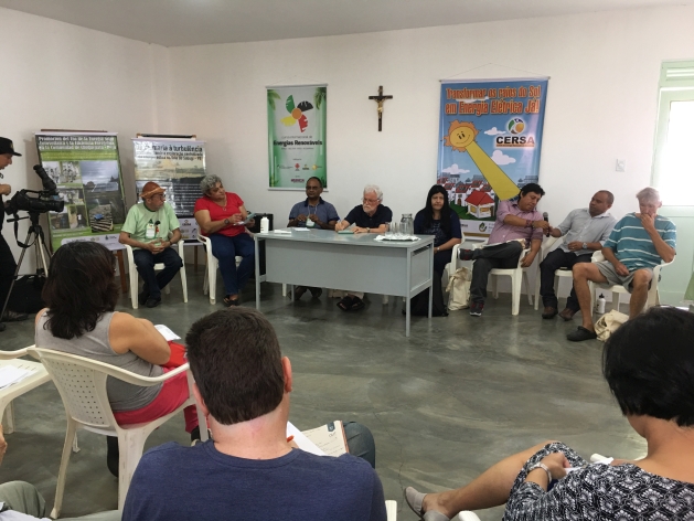 Expertos y periodistas analizan el sistema de energía renovable que se usa en las localidades de Paraíba, en la ecorerregión del Semiárido, en el Nordeste brasileño. Crédito: Orlando Milesi/IPS