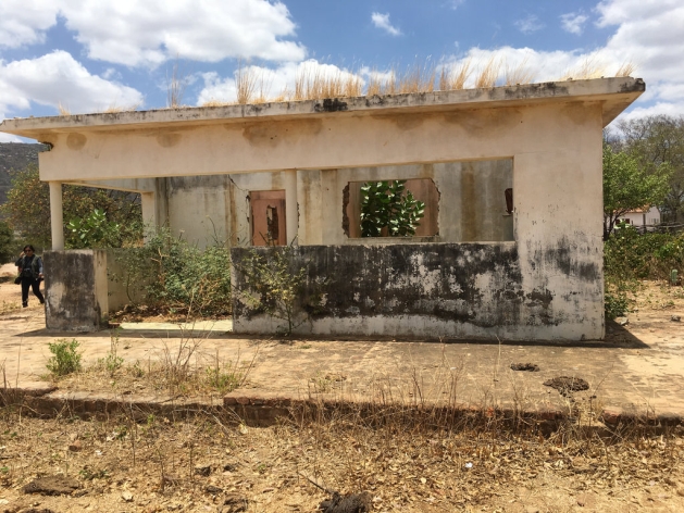 Una casa abandonada en un sector que será inundado cuando entre en funcionamiento la acumulación de aguas para un mejor aprovechamiento de ella, en el estado de Paraíba, en la región del Nordeste de Brasil. Crédito: Orlando Milesi/IPS