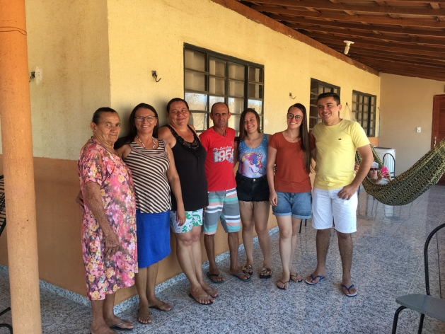 Una familia de un asentamiento de desalojados en Sao José das Piranhas, a 80 kilómetros de la ciudad de Sousa, donde brindaron una recepción a periodistas internacionales que llegados para conocer la realidad de la ecorregión del Semiárido, en el Nordeste de Brasil. Crédito: Orlando Milesi/IPS