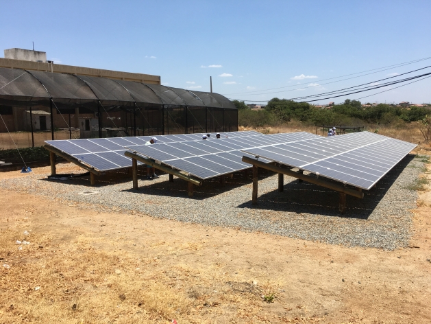 Paneles solares instalados en el campus de la Universidad Federal de Campina Grande, en el municipio de Pombal, donde estudiantes realizan sus prácticas y producen energía para las instalaciones del plantel. Crédito: Orlando Milesi/IPS
