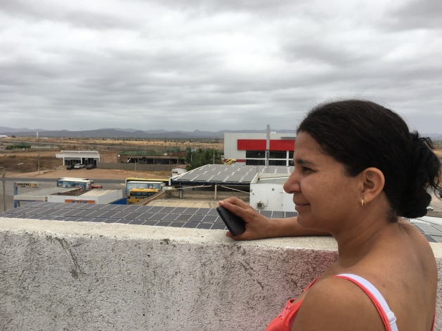 Una empleada del Hotel Voita, en Sousa, muestra el panel fotovoltaico instalado en el estacionamiento, que permite autoabastecerse de electricidad, reducir los costos y asegurar el servicio cuando hay cortes de suministro en la ciudad del estado de Paraíba, en el Nordeste de Brasil. Crédito: Orlando Milesi/IPS