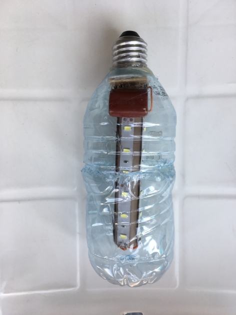 Una lámpara LED hecha con una botella de plástico por jóvenes aprendices de la Fábrica de Bombillas instalada en el municipio de Aparecida, a 20  kilómetros de Sousa, en el estado de Paraíba, en el Nordeste de Brasil.  Crédito: Orlando Milesi/IPS
