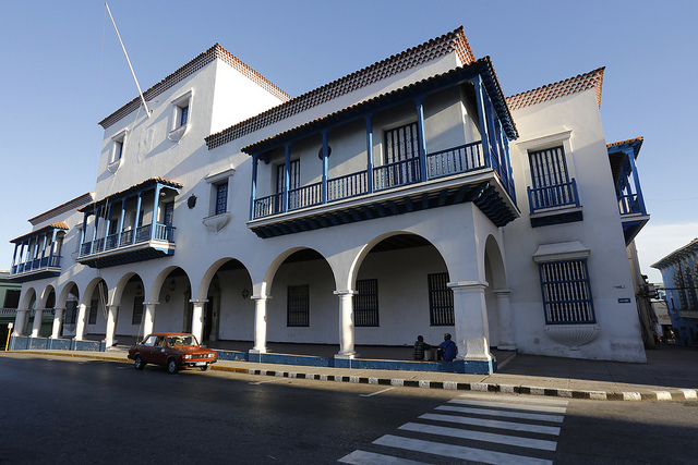 Exterior del restaurado edificio patrimonial que alberga la sede del actual gobierno municipal, ubicado en el parque Carlos Manuel de Céspedes, en la ciudad de Santiago de Cuba. Crédito: Jorge Luis Baños/IPS