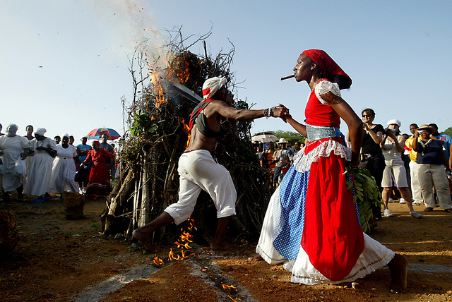 Una pareja realiza una danza ceremonia danza durante la 29 edición del Festival del Caribe, una celebración popular más conocida como Fiesta del Fuego, en el asentamiento de El Cobre, en la oriental provincia de Santiago de Cuba. Crédito: Jorge Luis Baños/IPS