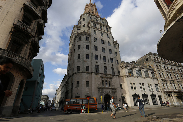 Algunos viandantes caminan ante el edificio que alberga la sede principal de la Empresa de Telecomunicaciones de Cuba, en el casco histórico de La Habana Vieja. El enfriamiento de las relaciones bilaterales de Cuba y Estados Unidos, afecta el desarrollo del sector. Crédito: Jorge Luis Baños/IPS