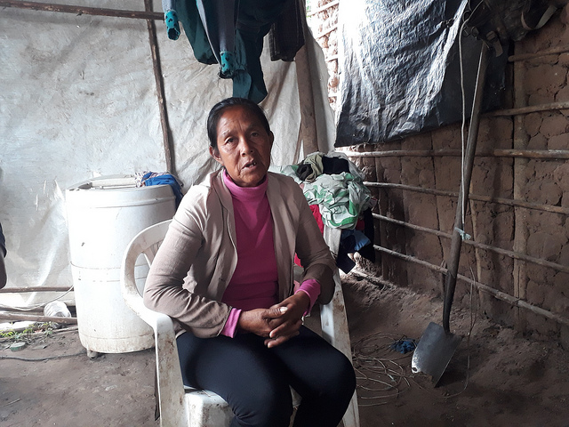 Nancy López en la antesala de su casa construida con barro, madera y latón, en la comunidad wichí de El Quebracho, en la provincia de Salta, en el norteño Chaco argentino. La comunidad indígena vive en un terreno agrícola de propiedad privada, del que ya fue desalojada por la policía, pero retomó nuevamente. Crédito: Daniel Gutman/IPS