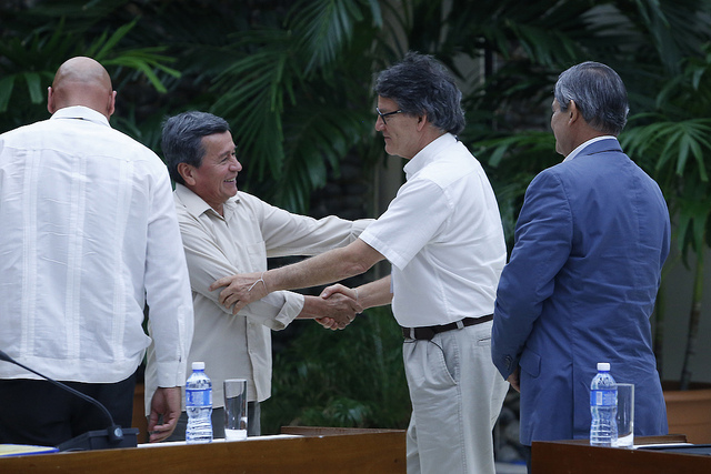 Pablo Beltrán (I), del Ejército de Liberación Nacional, y el representante del gobierno colombiano, Gustavo Bell (D), se estrechan las manos durante el diálogo de paz entre las dos partes que se desarrolló desde el año pasado en La Habana y que ha quedado congelado. Crédito: Jorge Luis Baños/IPS