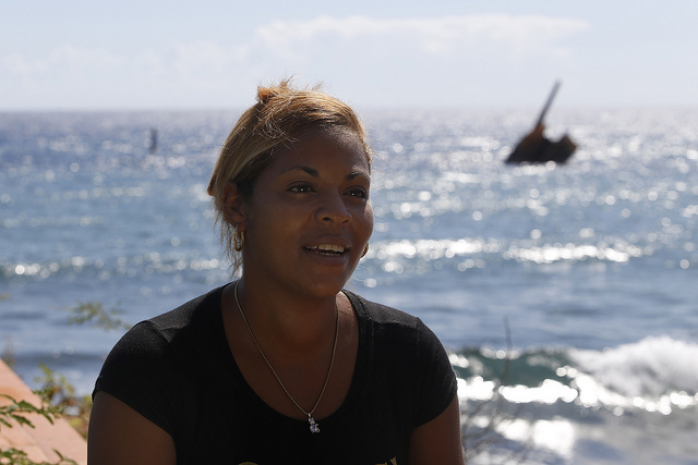 Yeinys Bárbara Pacheco vive desde hace dos años en un casa a la orilla de la playa de Juan González, una pequeña localidad del el este de Cuba, donde está hundido un barco de guerra hace más de 120 años, que es parte del patrimonio sumergido de esta isla caribeña. Crédito: Jorge Luis Baños/IPS