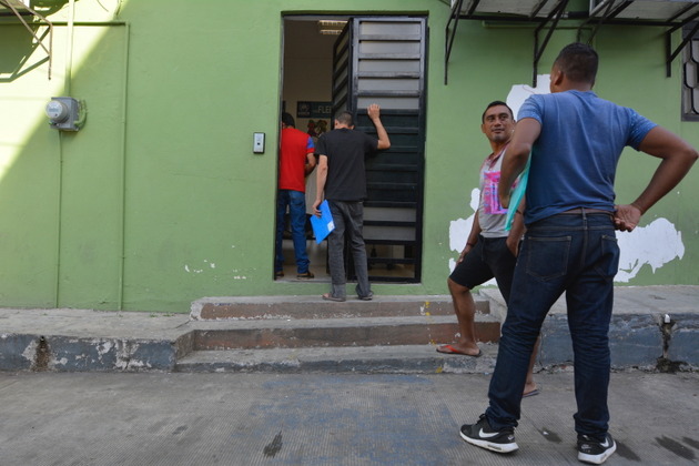 Con carpeta de sus documentos de identidad en mano, son cada vez los migrantes que acuden a las oficinas de ACNUR o Comar en Tenosique, localidad fronteriza en el sur de México, para solicitar el estatus de refugiado, ante la crisis política y de inseguridad que viven en sus países de procedencia. Crédito: Jaime Ávalos/En el Camino