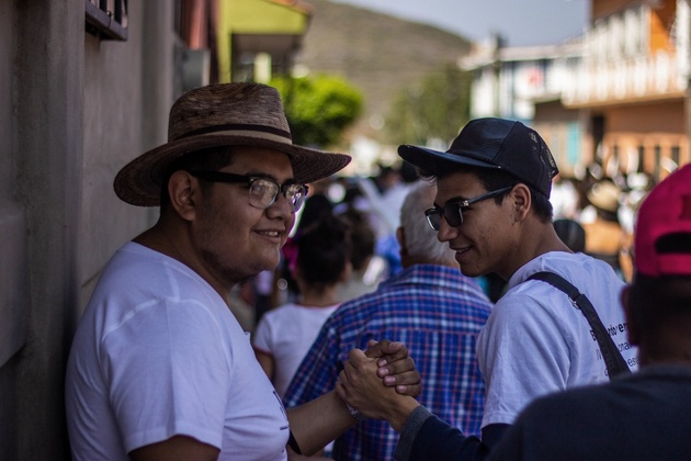 Edwin Hernández González, de 23, y Ernesto Mello Ulloa, de 19, se acompañan en la búsqueda de personas desaparecidas por los poblados del suroccidental estado de Guerrero. Crédito: Efraín Tzuc/Pie de Página