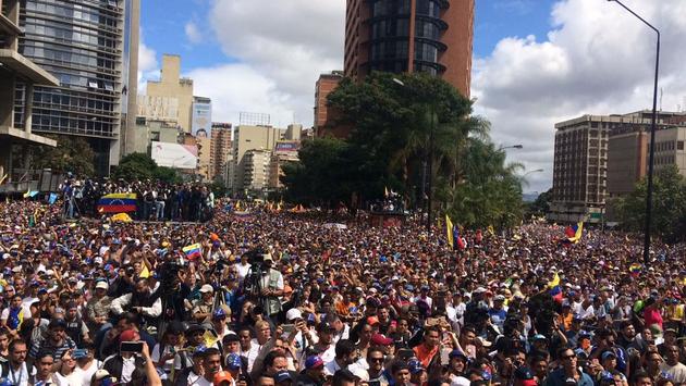 Multitudes regresaron a las calles de Caracas y decenas de otras ciudades de Venezuela, para expresar descontento por la crisis económica y reclamo de cambio en la conducción del país. Crédito: Asamblea Nacional