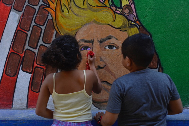 La figura del presidente estadunidense, Donald Trump, está presente en los murales del refugio La 72, en Tenosique, en la frontera sur de México, que acoge a migrantes centroamericanos. Crédito: Jaime Ávalos/En el Camino