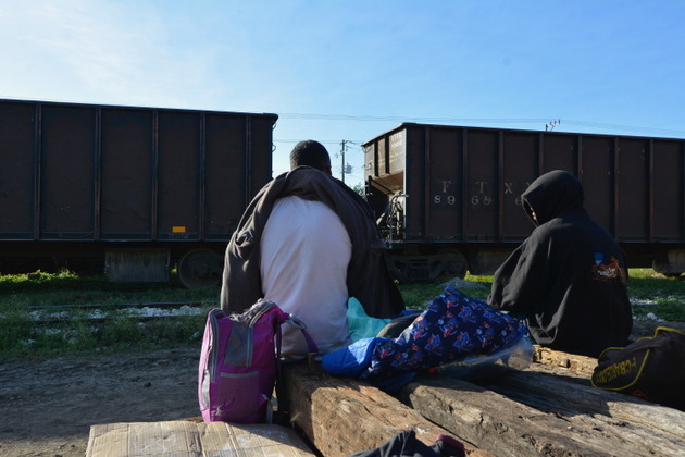 Migrantes esperan el tren conocido como “La Bestia” para avanzar desde la frontera sur de México hasta la norte, con la intención de penetrar a Estados Unidos. Crédito: Jaime Ávalos/En el Camino